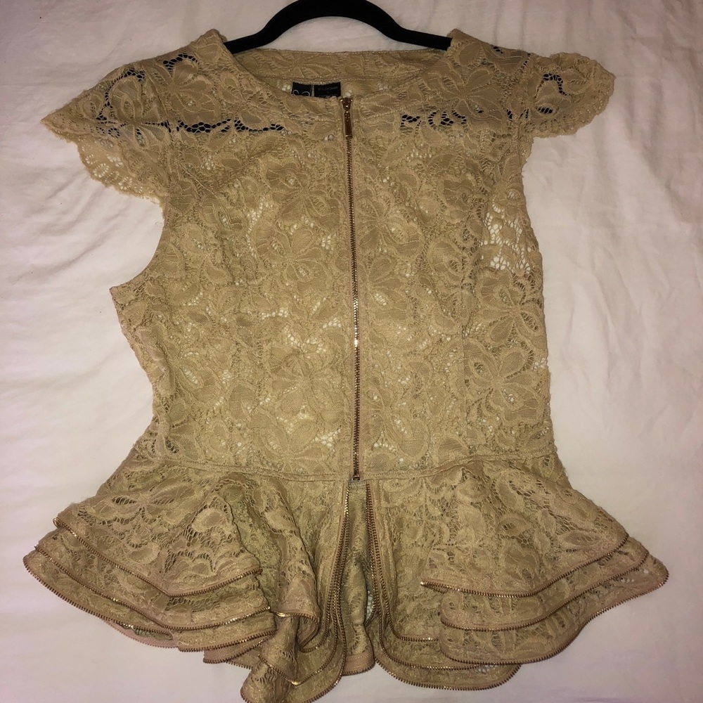 This is a beautiful detailed blouse